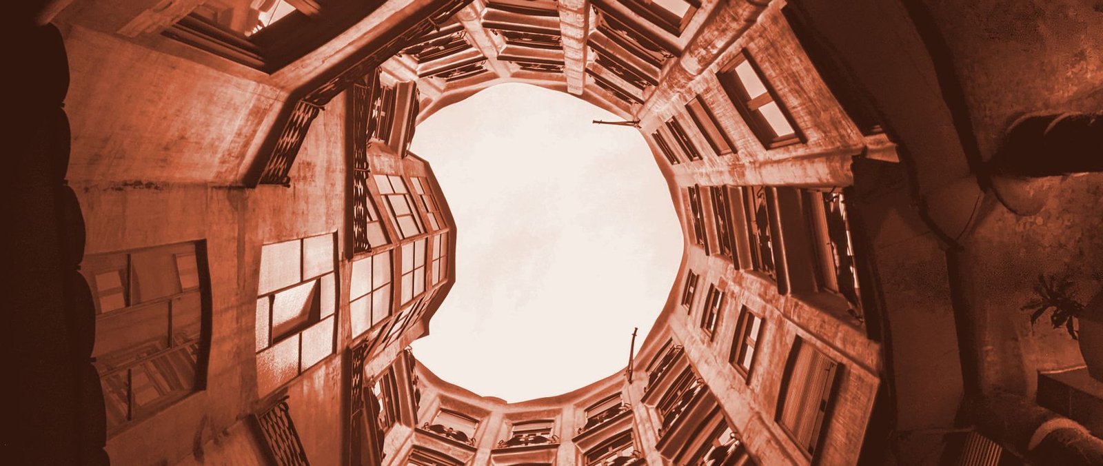 Imagen ilustrativa: patio interior de La Pedrera, Barcelona